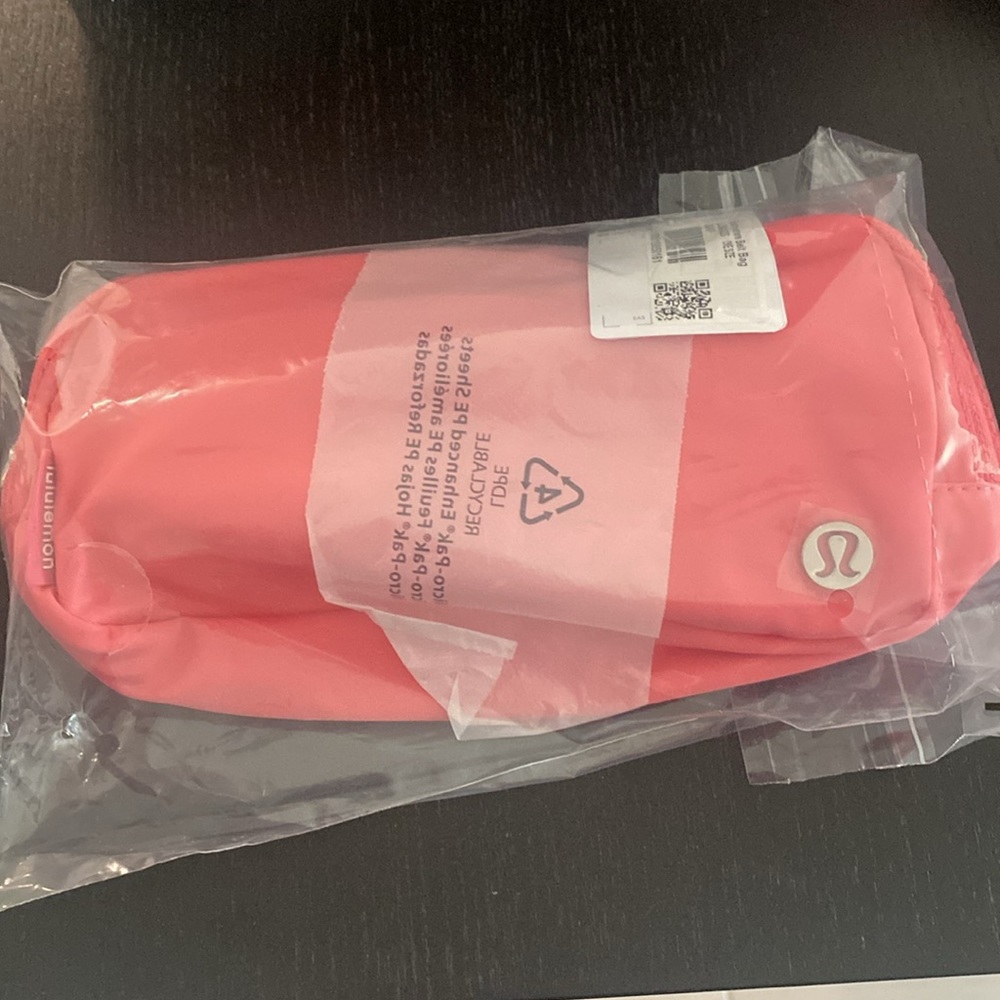 NWT Lululemon Everywhere Belt Bag 1L in Sakura Pink - Picture 7 of 9
